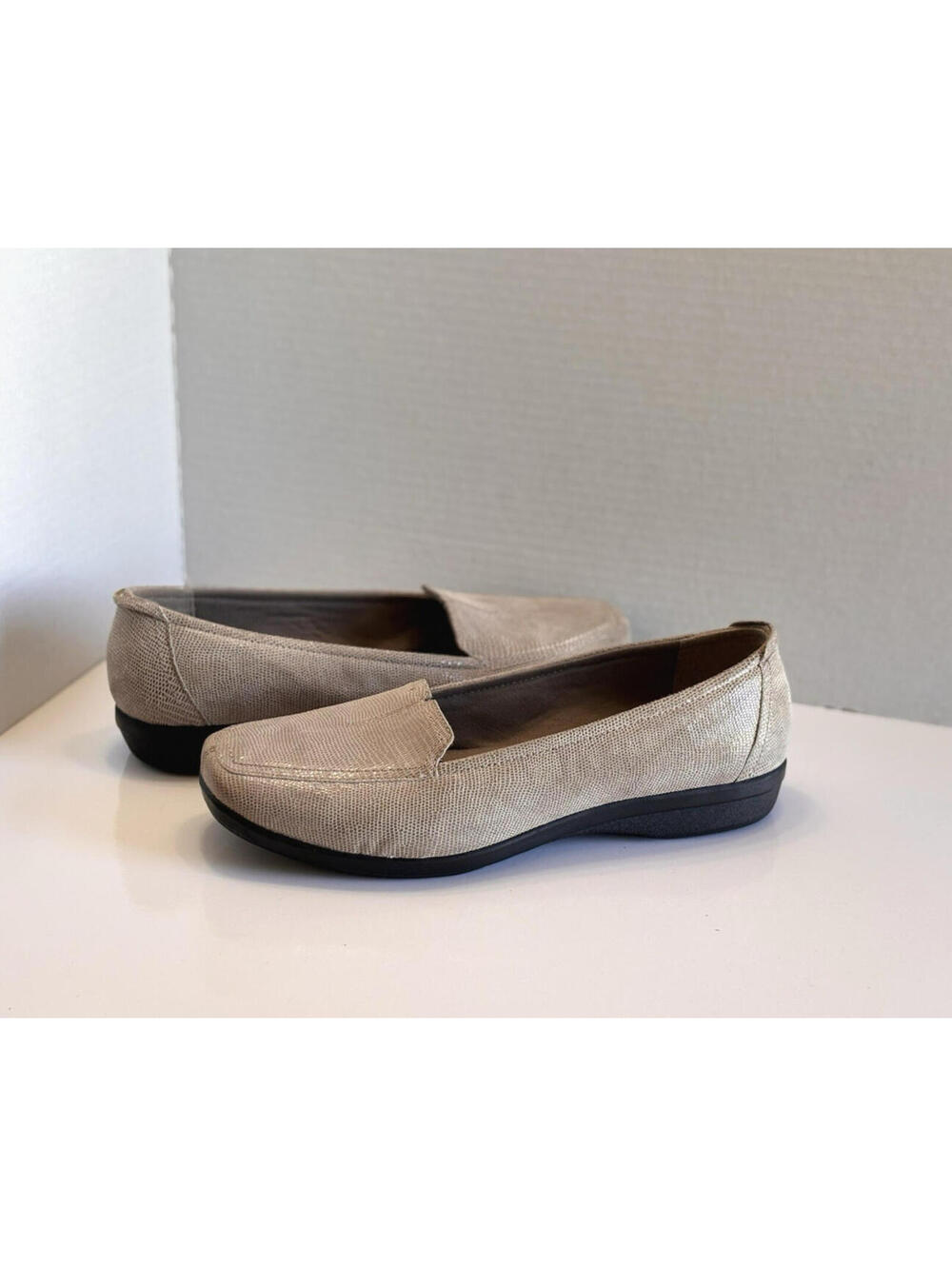Clarks Haydn Gloss Women's Size 9 Wide Taupe Leather Lizard Print Slip On Loafer